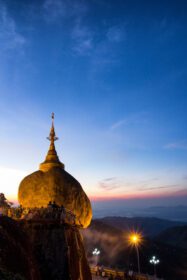 دانلود عکس بتکده kyaiktiyo یا بتکده سنگ طلایی در میانمار