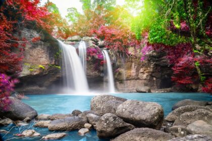 دانلود عکس سفر به آبشار باشکوه رنگارنگ زیبا در
