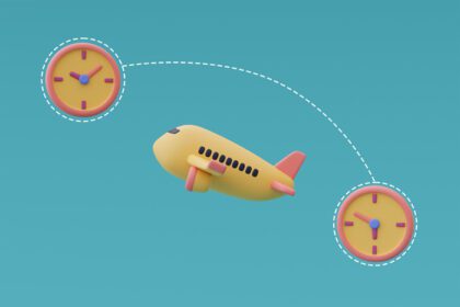 دانلود عکس هواپیمای زرد با ساعت برای سفر مفهوم تعطیلات