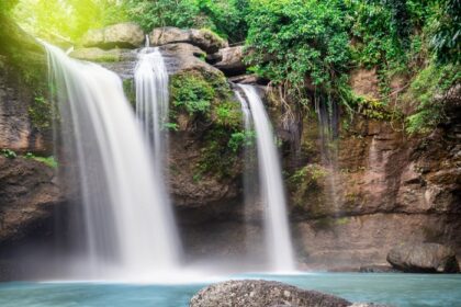 دانلود عکس سفر به آبشار زیبا در اعماق جنگل نرم آب