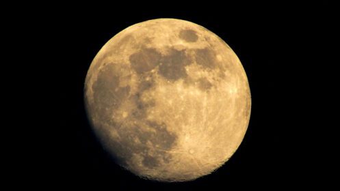 دانلود عکس ماه کامل در آسمان شب ماه در پس زمینه سیاه