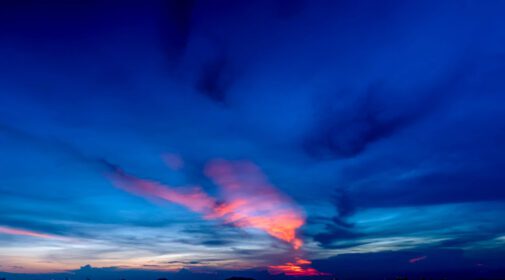 دانلود عکس ابرهای آسمان گرگ و میش در رنگ پاستلی صورتی و آبی رنگارنگ