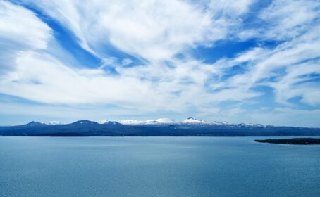 دانلود عکس دریاچه سوان در ارمنستان نمایی زیبا از دریاچه در یک آفتابی