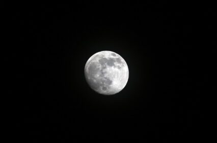 دانلود عکس ماه کامل در یک شب تاریک