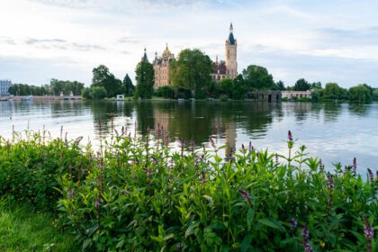 دانلود عکس نمای قلعه شورین با انعکاس آن در دریاچه