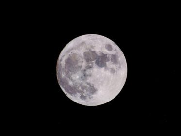 دانلود عکس نمای ماه کامل در آسمان تاریک شب