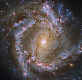 دانلود عکس کهکشان m گرفته شده توسط آژانس فضایی اروپا و تلسکوپ هابل