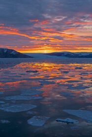 دانلود عکس بازتاب های رنگارنگ در اقیانوس آرام قطبی
