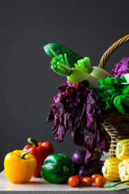 دانلود عکس انواع سبزیجات رنگارنگ تازه روی میز چوبی