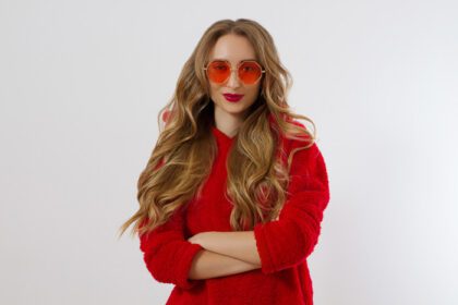 دانلود عکس نزدیک چهره زن با عینک آفتابی قرمز جدا شده روی سفید