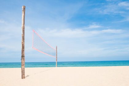 دانلود عکس تور والیبال در ساحل شنی خالی