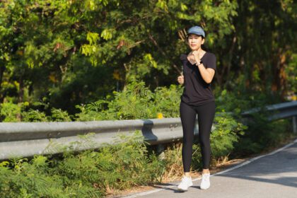 دانلود عکس ورزش زن در حال دویدن در جاده در پارک