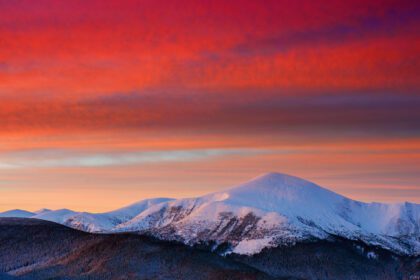 دانلود عکس غروب رنگارنگ بر فراز تپه های کوه