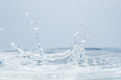 دانلود عکس قطرات آب روی سطح آب