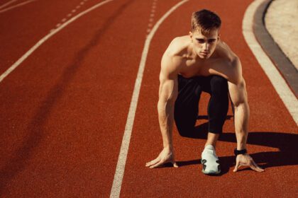 دانلود عکس پسر جوان با اندام ورزشکار در حال آماده شدن برای دویدن