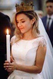 دانلود عکس عروس اروپا در حال برگزاری شمع در مراسم نامزدی