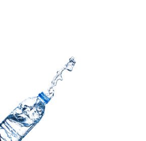 دانلود عکس پاشش آب از یک بطری پلاستیکی