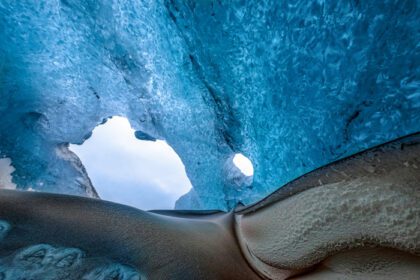 دانلود عکس غار یخی کریستالی در نزدیکی جوکولسارلون