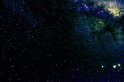 دانلود عکس پانورامای شب کهکشانی دراماتیک آبی مایل به سبز از ماه