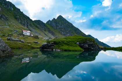 دانلود عکس منظره با کوه و دریاچه در رومانی