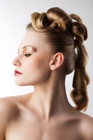 دانلود عکس پرتار زیبایی مد دختر جوان ناز بلوند با مدل موهای خلاقانه و آرایش پلنگی که در سمت راست نمایه شده است