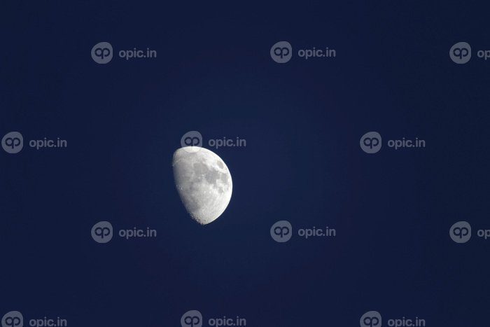 دانلود عکس نیمه ماه بر فراز بریتون