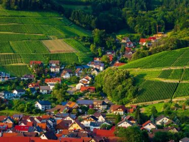 دانلود عکس دهکده دنج کوچک آلمانی بین تپه های سبز