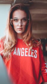دانلود عکس مدل مد پوشیدن هودی قرمز با نوشته لس آنجلس