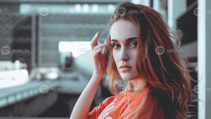 دانلود عکس مدل مد پوشیدن هودی قرمز با نوشته لس آنجلس
