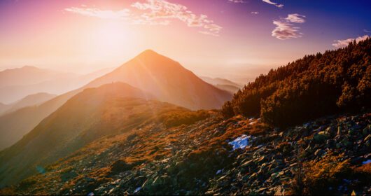 دانلود عکس غروب جادویی خورشید در کوه های اوکراین