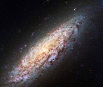 دانلود عکس تصویر تلسکوپ فضایی هابل ngc the lonely را نشان می دهد