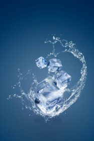 دانلود عکس پاشیدن آب روی تکه های یخ جدا شده در پس زمینه آبی و فضای کپی