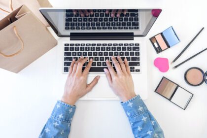 دانلود عکس مد وبلاگ نویس زن کار با لپ تاپ بسیاری از لوازم آرایشی و آموزش آنلاین آموزش