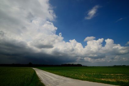 دانلود عکس جاده خاکی با ابرهای سیاه