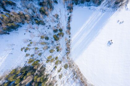 دانلود عکس پانورامای زمستانی هوایی افسانه ای از جنگل کوهستانی با برف