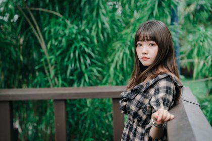 دانلود والپیپرهای مدل آسیایی زنانه موهای بلند سبزه عمق میدان با نگاه به درختان بیننده