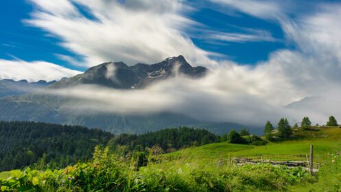 دانلود عکس منظره کوه با ابرهای تار