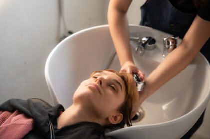 دانلود عکس آرایشگر و خانم مشتری زیبای درمان مو