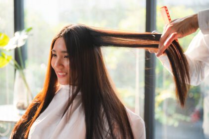 دانلود عکس آرایشگر و خانم مشتری زیبای درمان مو