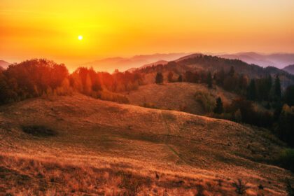 دانلود عکس تپه‌های آفتابی خارق‌العاده که در اثر نور خورشید کارپات اوکراین می‌درخشند