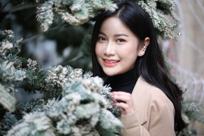 دانلود عکس شاد زن جوان زیبا با لباس زمستانی