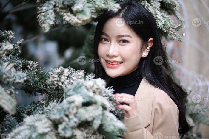 دانلود عکس شاد زن جوان زیبا با لباس زمستانی