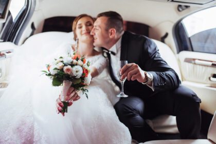 دانلود عکس مرد و زن شاد در حال خندان در روز عروسی