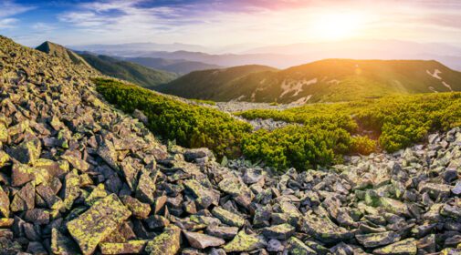 دانلود عکس غروب فوق العاده خورشید در کوه های اوکراین