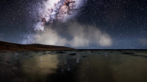 دانلود عکس کهکشان راه شیری بر فراز جزیره گرمسیری