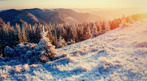 دانلود عکس منظره زمستانی فوق العاده در کوهستان غروب جادویی