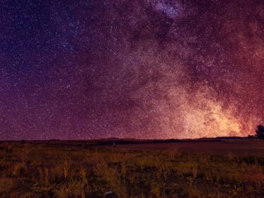 دانلود عکس راه شیری بر فراز زمین های بلند کهکشان ستارگان آسمان شب