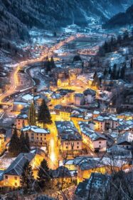 دانلود عکس منظره شبانه شهر کوهستانی در فصل کریسمس