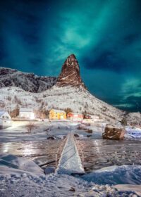 دانلود عکس شفق شمالی بر فراز کوه با رنگ دهکده اسکاندیناوی در لوفوتن