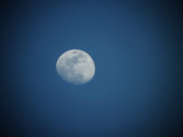 دانلود عکس ماه در آسمان صاف